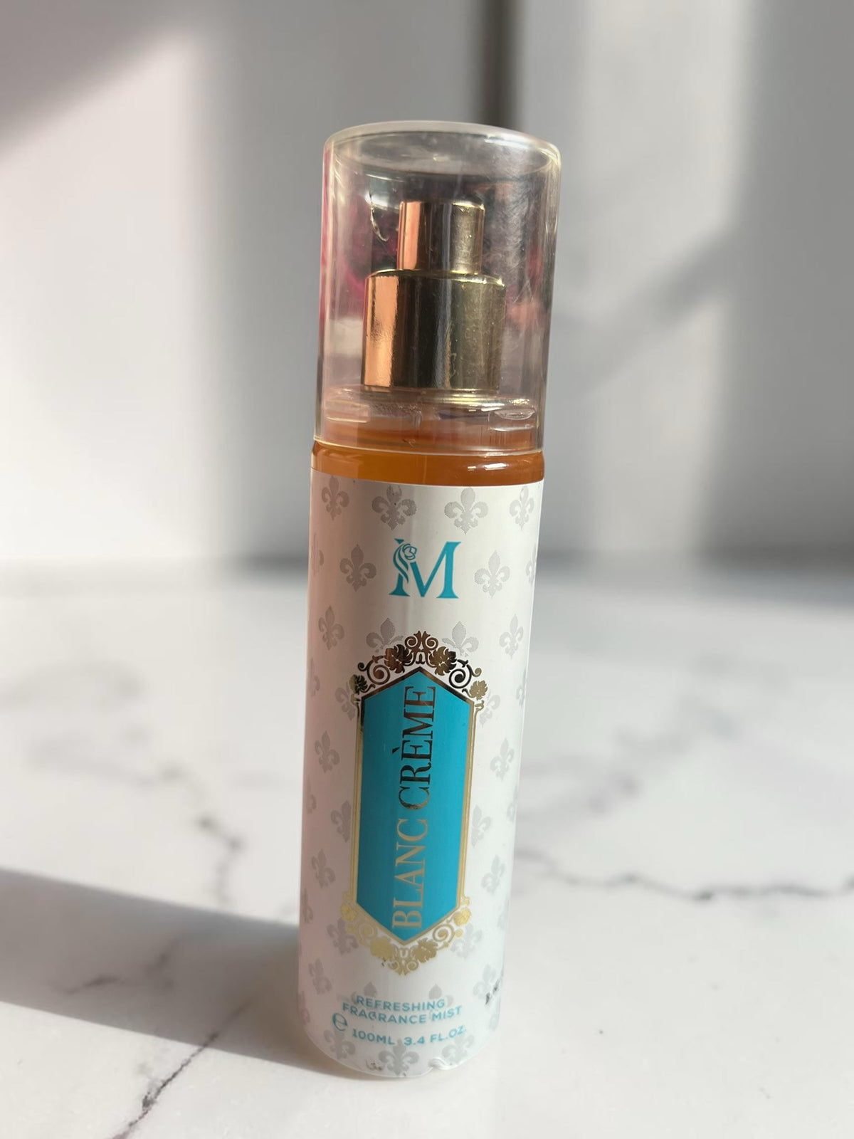 Bruma corporal Selsebil Blanc Creme de 100 ml con diseño elegante en tonos turquesa y dorado sobre fondo blanco